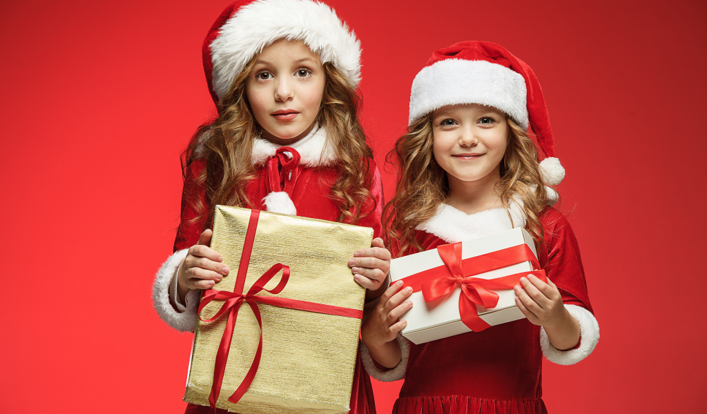 Две маленькие девочки с подарками на Рождество