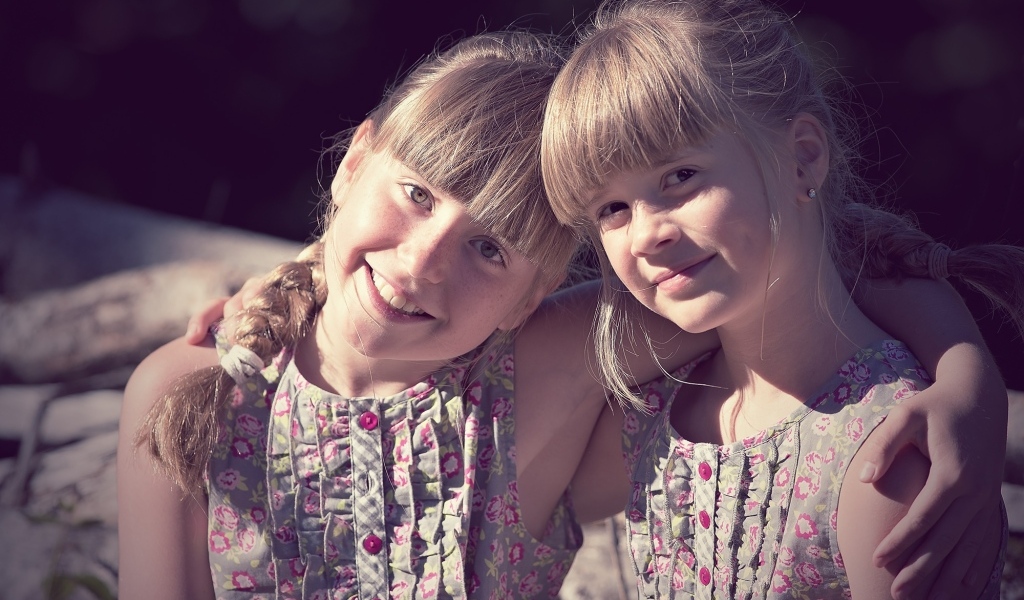 Две маленькие девочки сестры