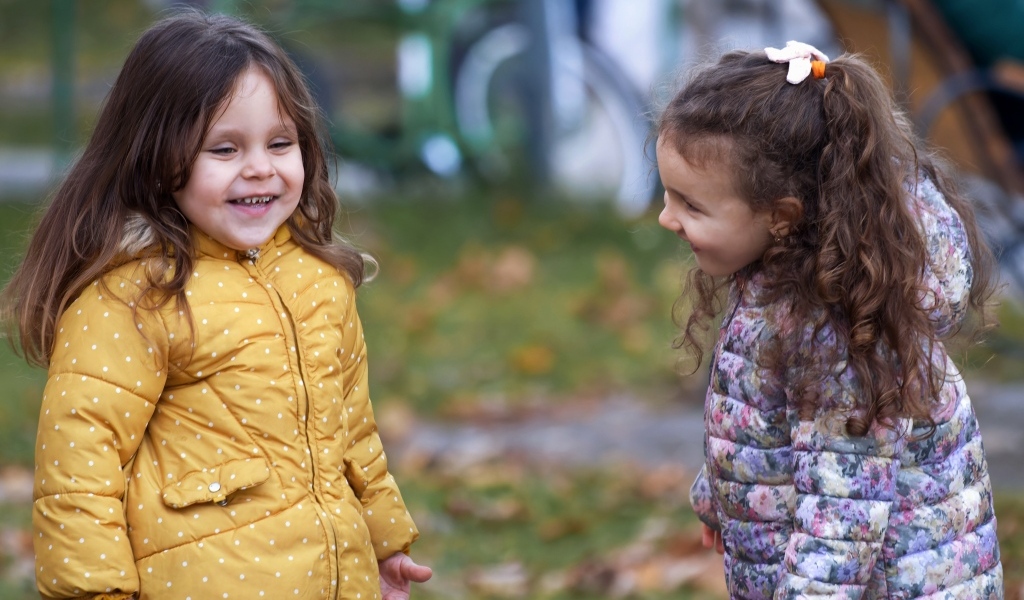 Две маленькие улыбающиеся девочки