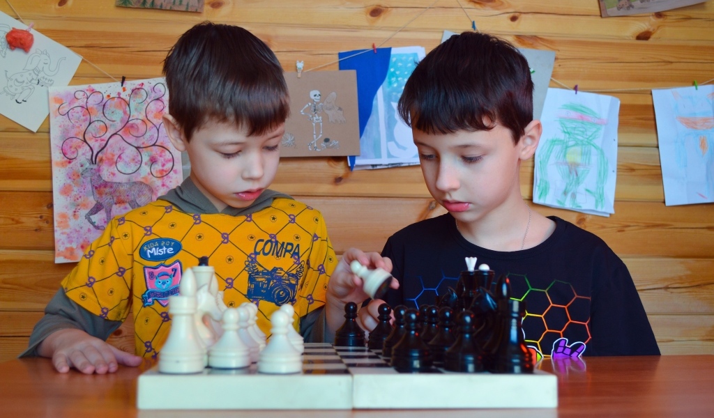 Два школьника играют в шахматы