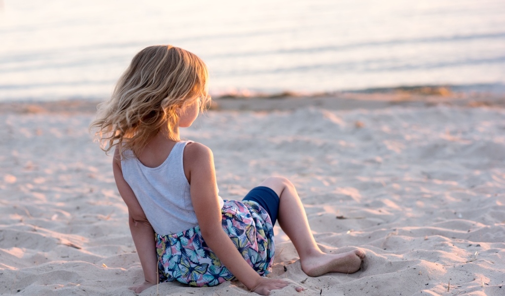 Маленькая девочка смотрит на море