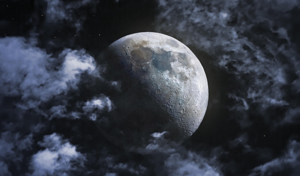 Большая холодная луна в облаках
