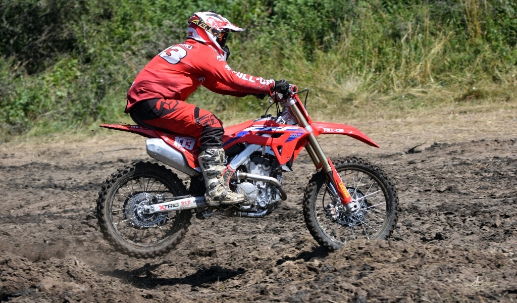 Мужчина на мотоцикле едет по бездорожью