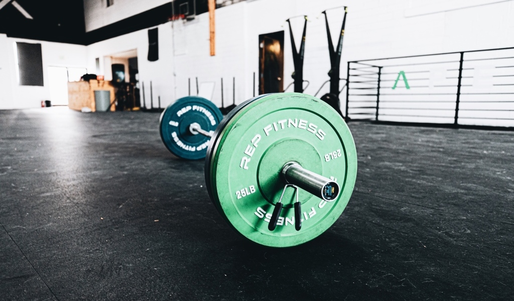 Большая тяжелая штанга в спортзале