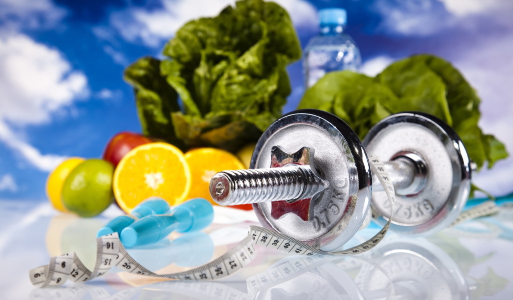 Гантели с фруктами и сантиметром