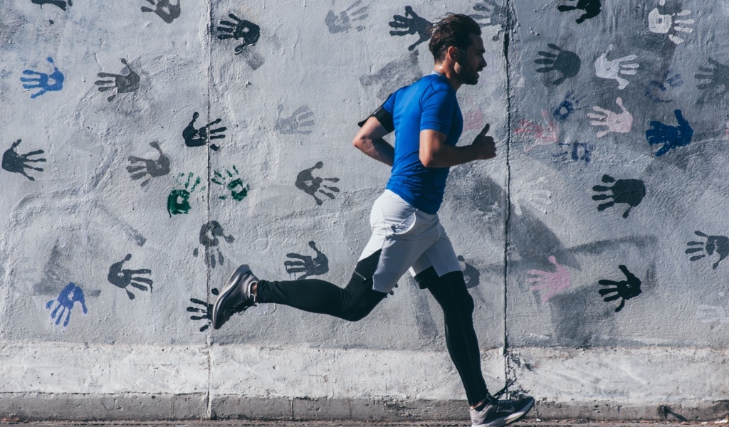 Мужчина спортсмен занимается бегом