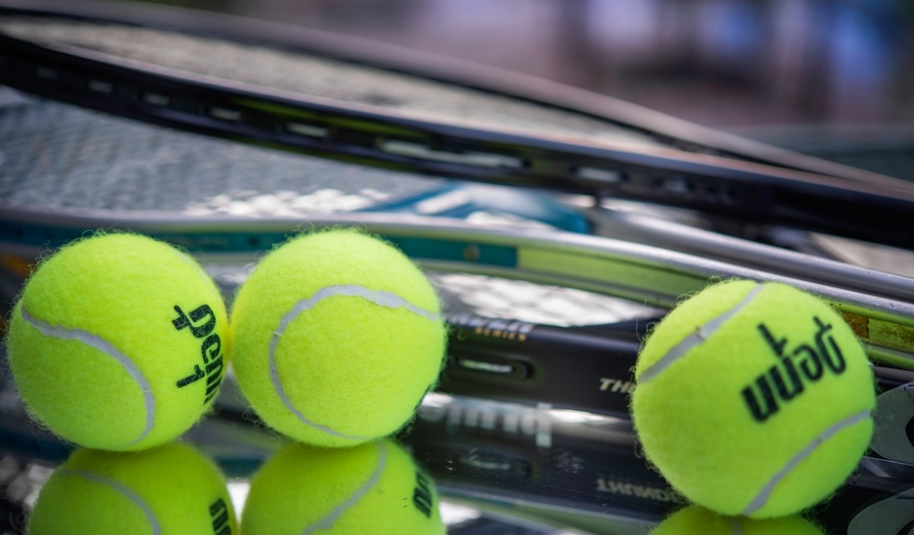 Три теннисных мячика с ракетками