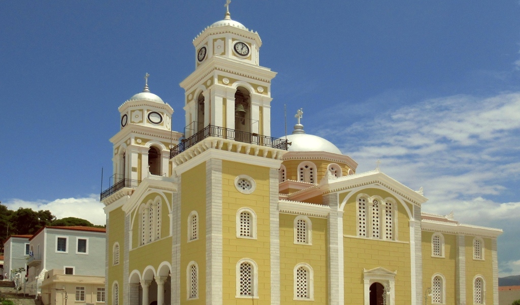 Красивое здание церкви под голубым небом