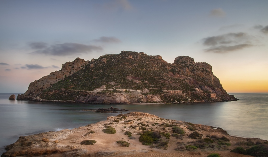 Красивый вид на скалу в море, Исландия