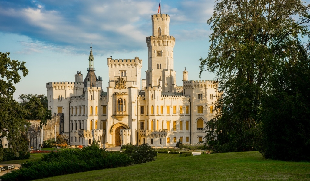 Большой красивый старинный замок 