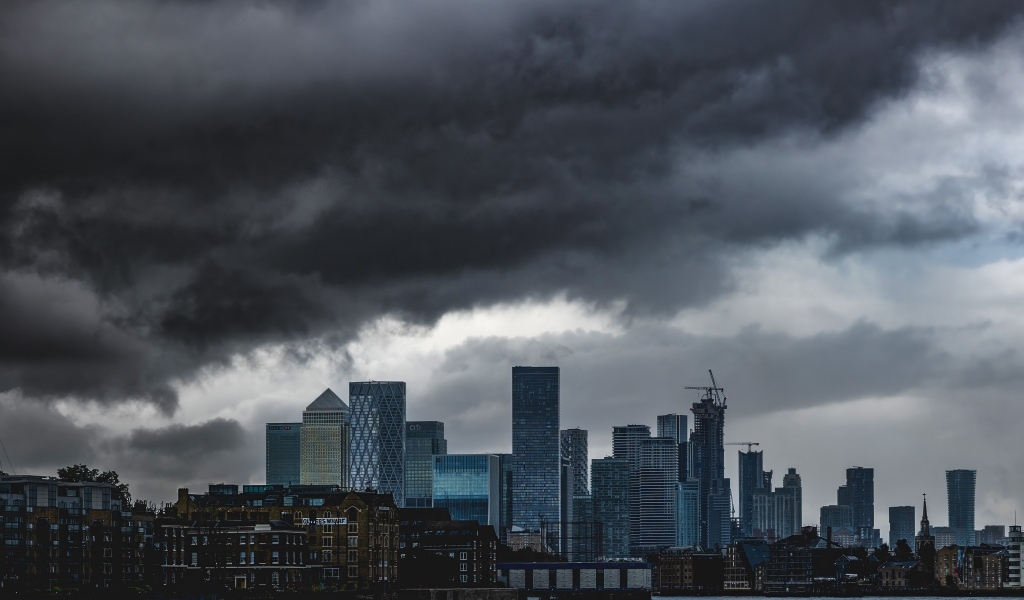 Черные облака над небоскребами города