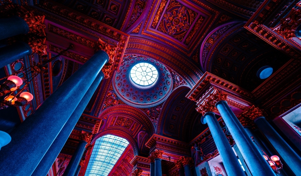 Колонны и красивый потолок храма