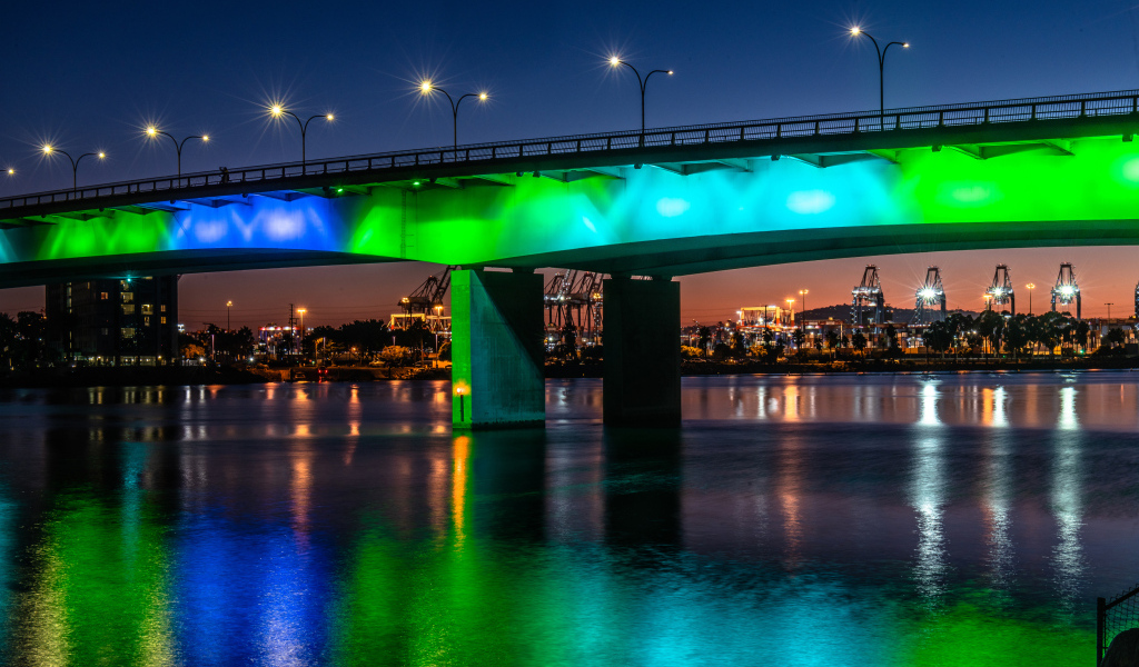 Мосты-близнецы Квинсуэй с красивой подсветкой ночью