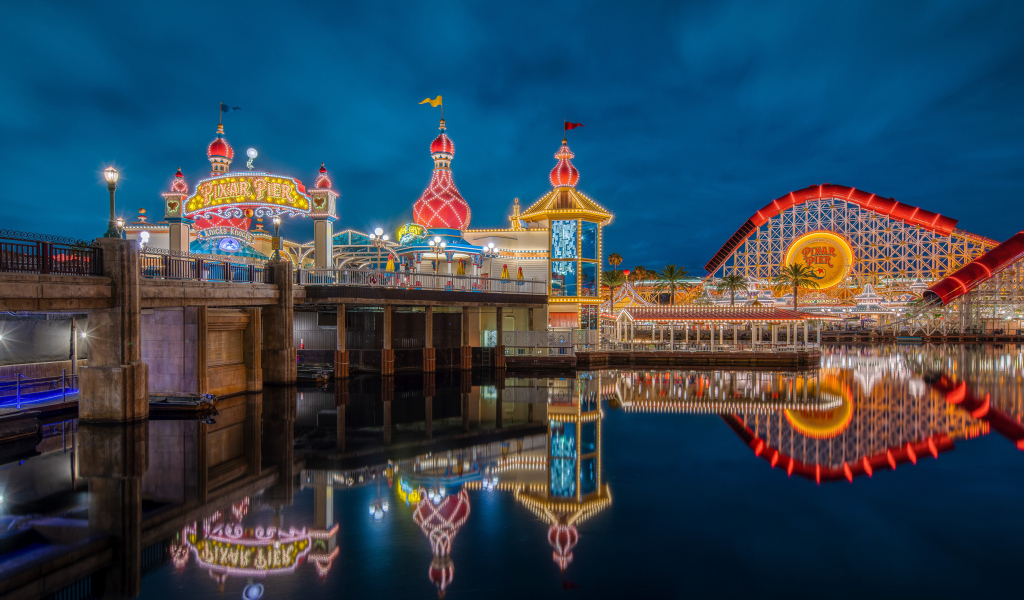 Красивая территория парка Пиксар Пир