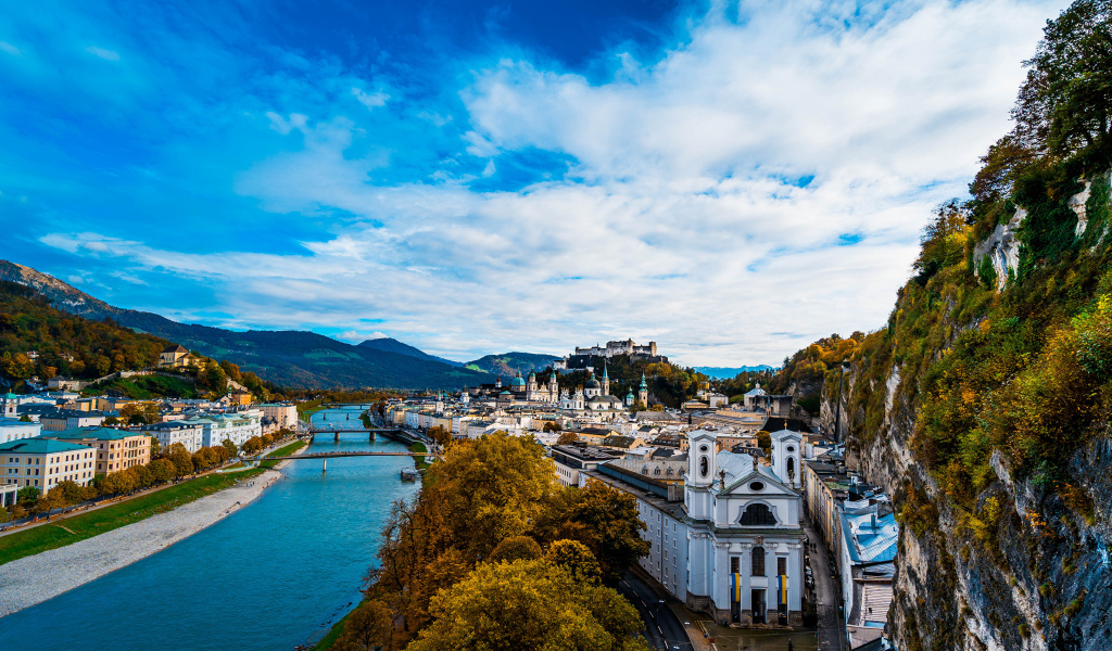 Вид на Альпы и город Зальцбург, Австрия