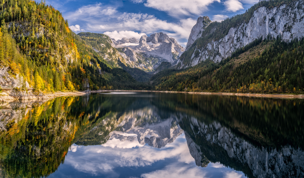 Красивая горная природа и чистое озеро, Австрия