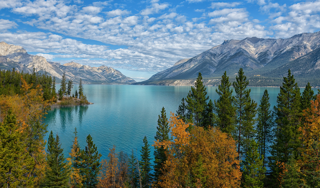 Красивое горное озеро Абрахам, Канада