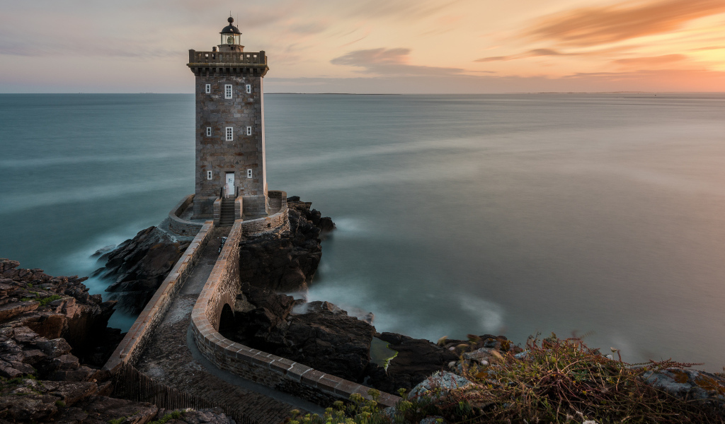 Старинный маяк на берегу моря, Франция