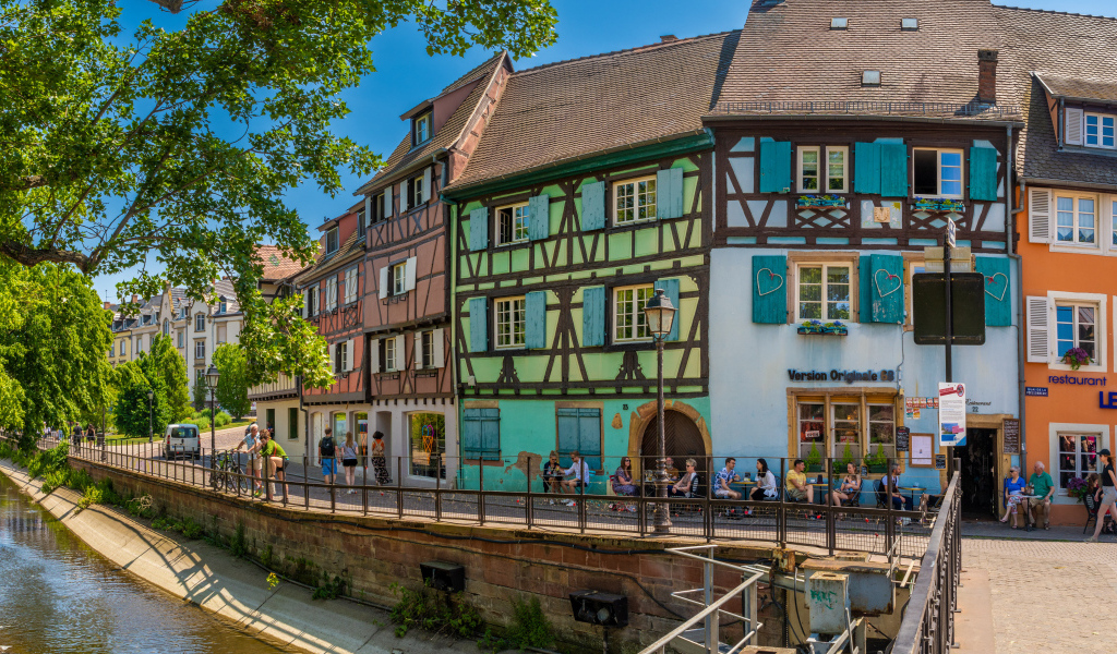 Красивые разноцветные дома у водного канала, Франция