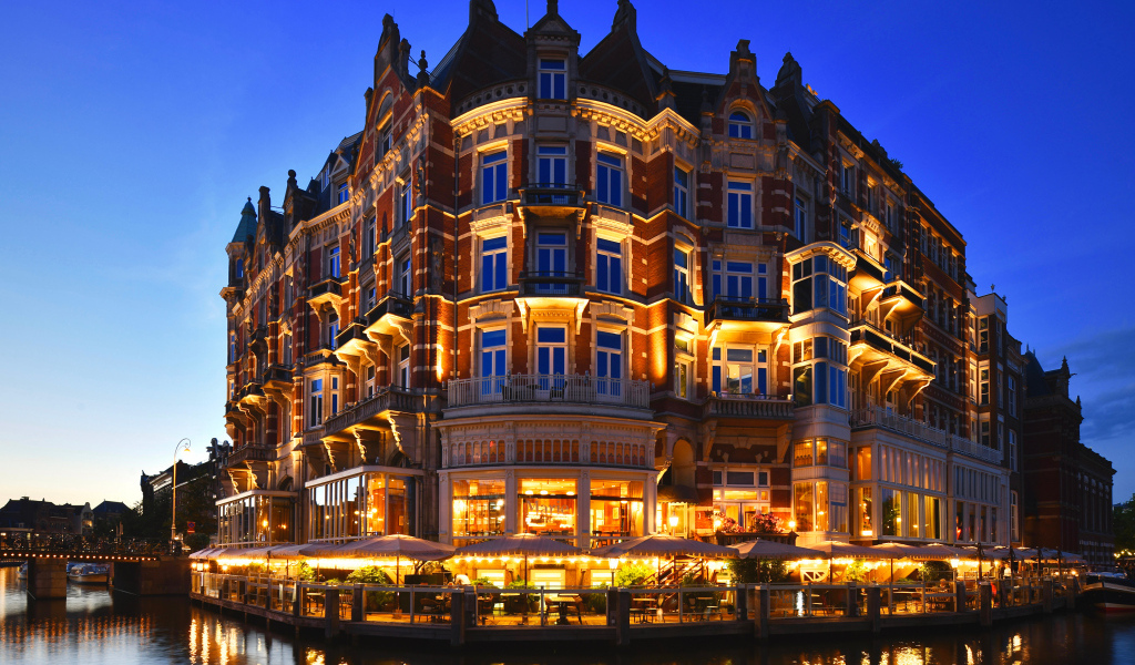 Красивое здание отеля Hotel De L'Europe, Париж