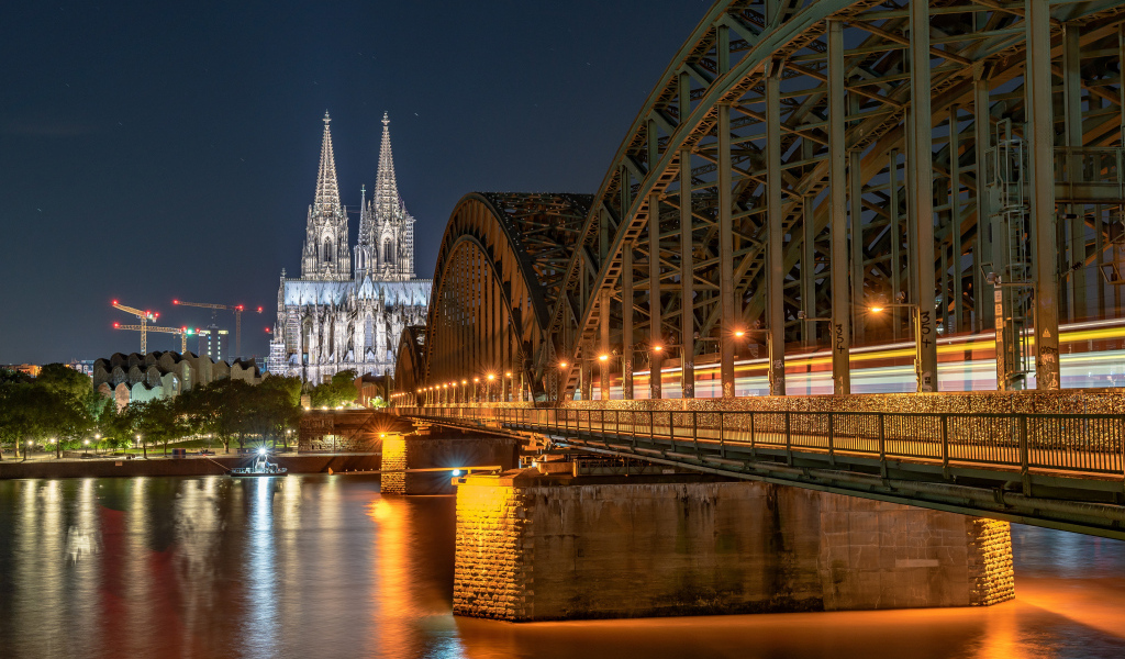 Мост через реку и замок в городе Кельн, Германия