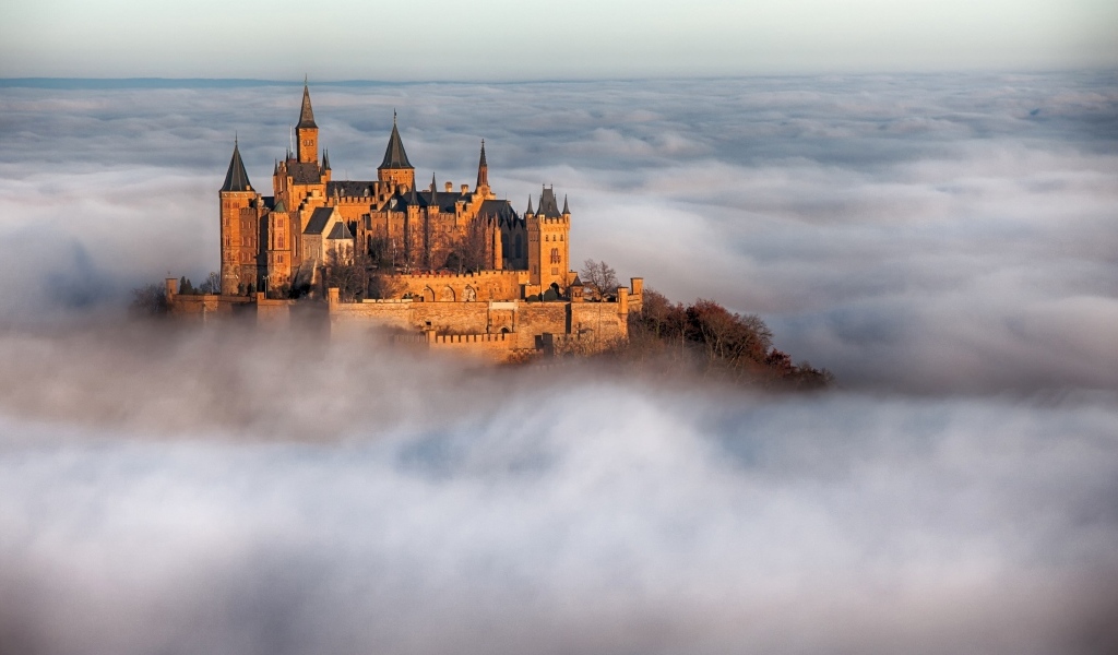 Замок Гогенцоллерн в тумане, Германия