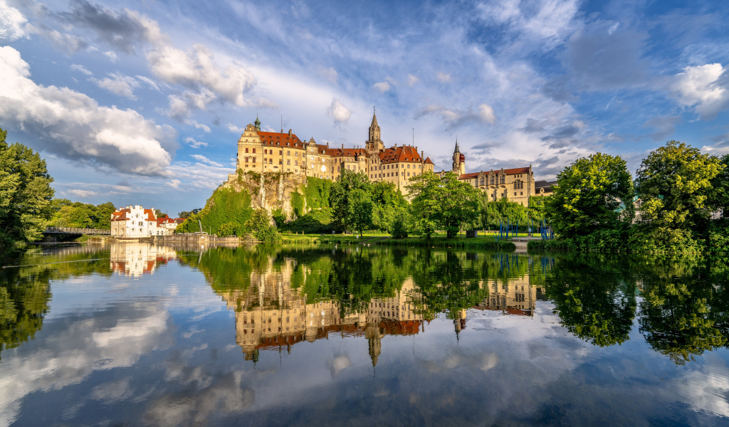 Замок Гогенцоллерн отражается в воде летом, Германия