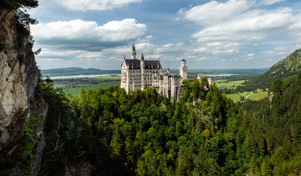 Замок Нойшванштайн в густых зарослях деревьев, Германия