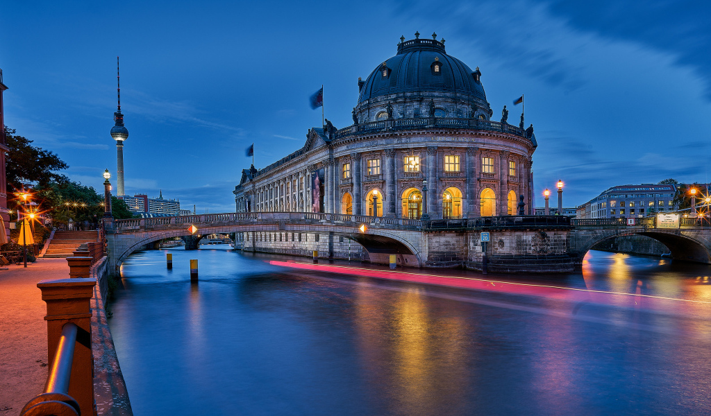 Старинный Музей Боде у воды, Берлин. Германия