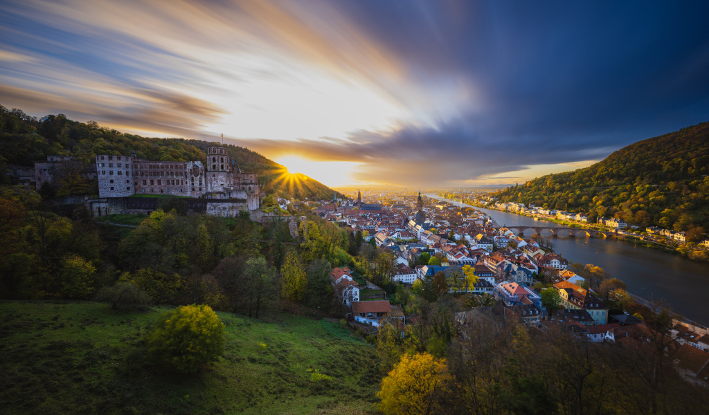 Вид сверху на город у реки на рассвете, Германия