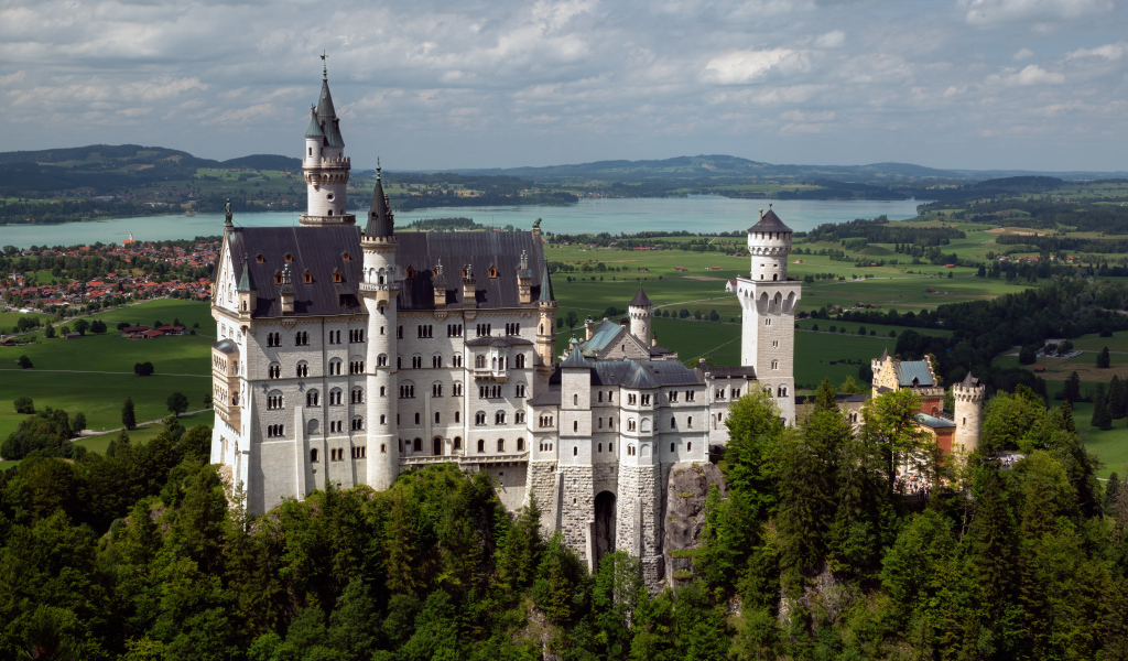 Вид на красивый старинный замок Нойшванштайн, Германия