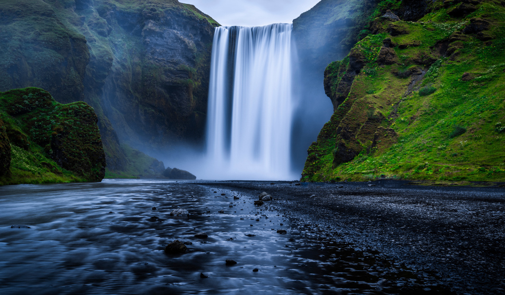 Красивый водопад Скоугафосс, Исландия