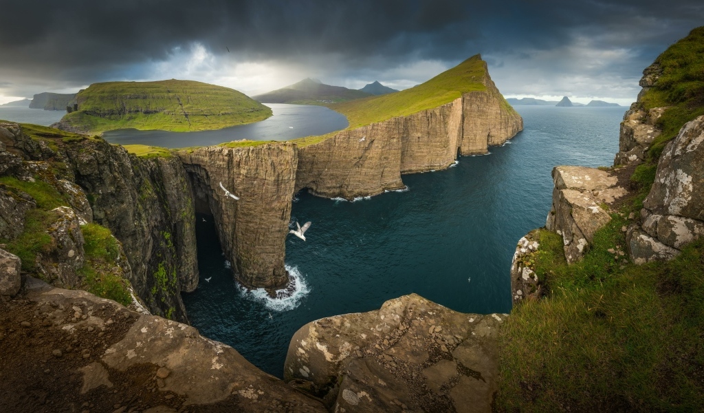 Красивый вид на утесы и реку, Исландия