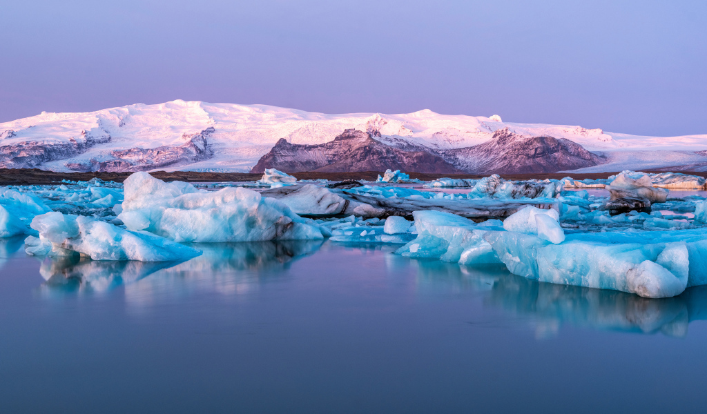 Голубые айсберги в воде у берегов Исландии