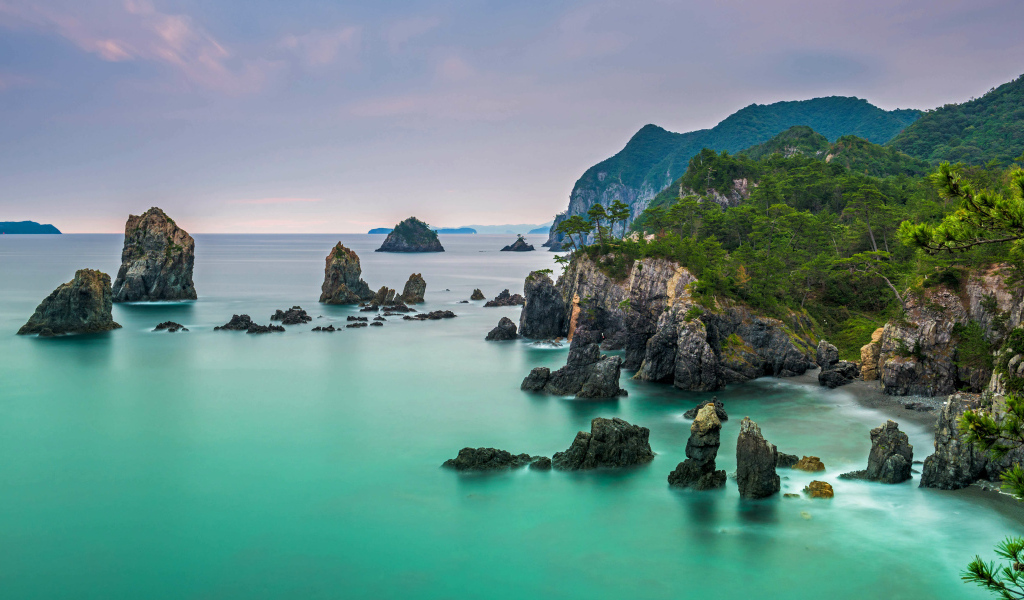 Покрытые зеленью утесы у моря, Исландия