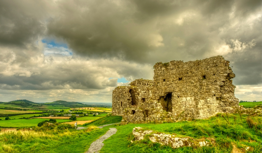 Развалины замка Дунамаз, Ирландия