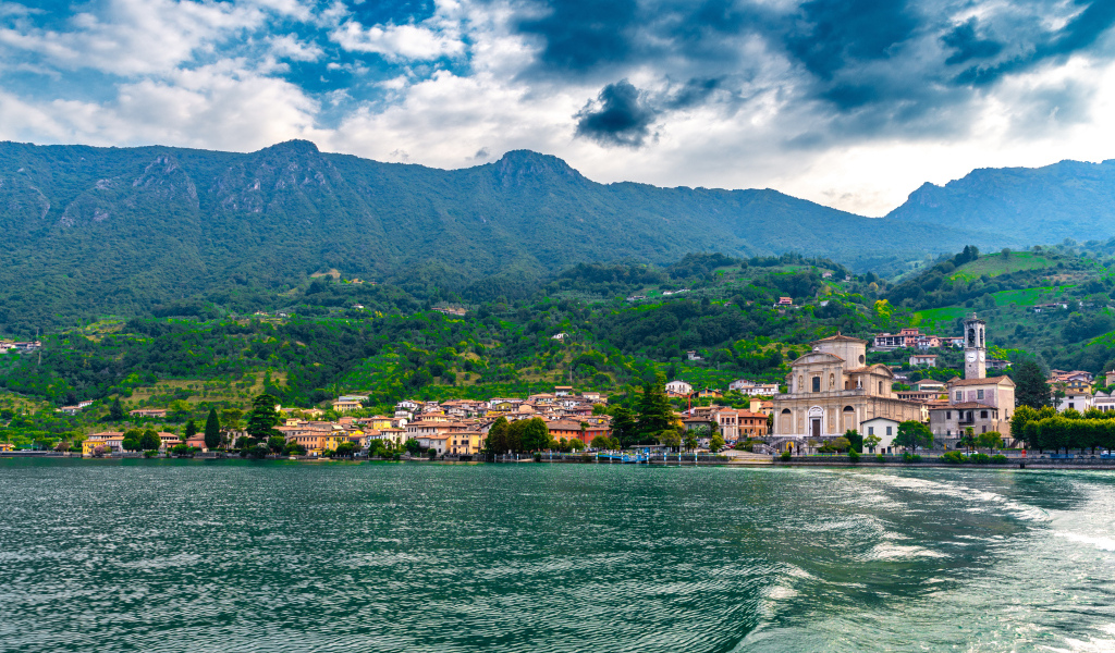 Красивый вид на озеро  и дома на берегу в горах, Италия