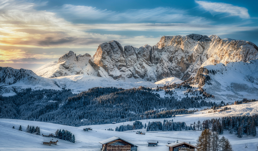 Доломитовые альпы покрытые снегом, Италия