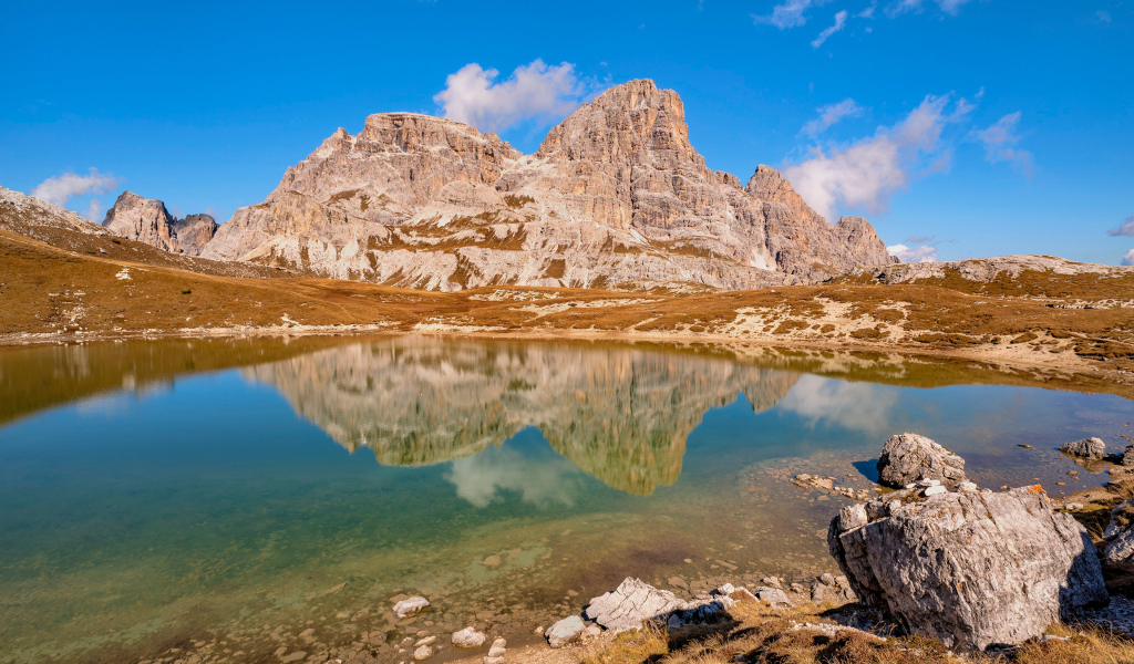 Скала отражается в воде, Италия
