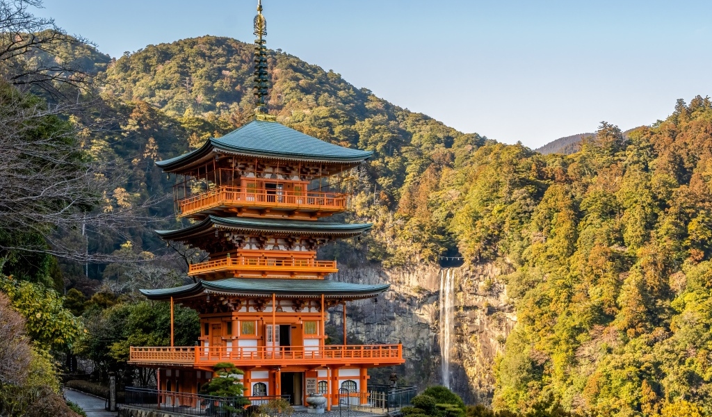 Красивое здание в горах, Япония