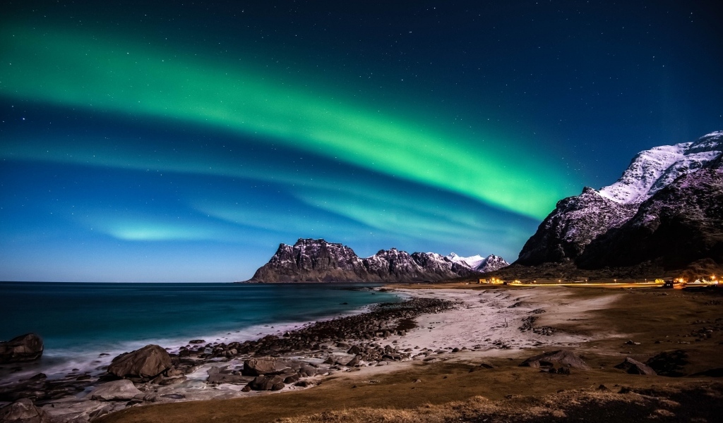 Красивое полярное сияние над Лофотенскими островами, Норвегия