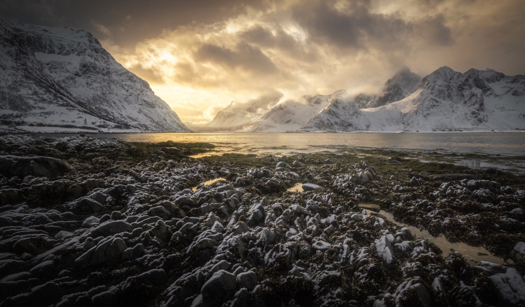 Заледеневший берег залива в горах, Лофотенские острова Норвегия
