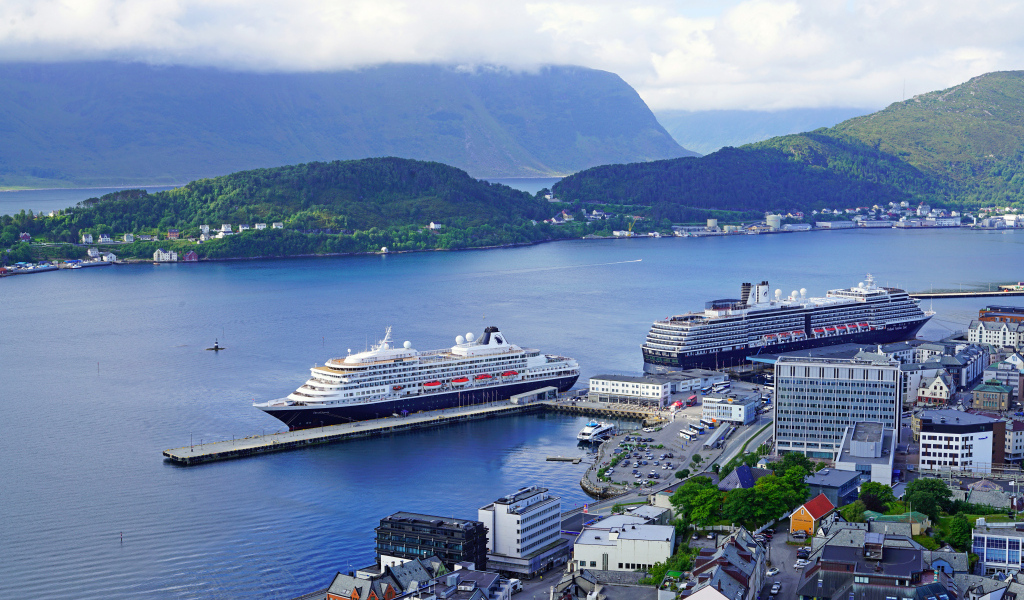 Большие круизные лайнеры стоят на берегу, Норвегия