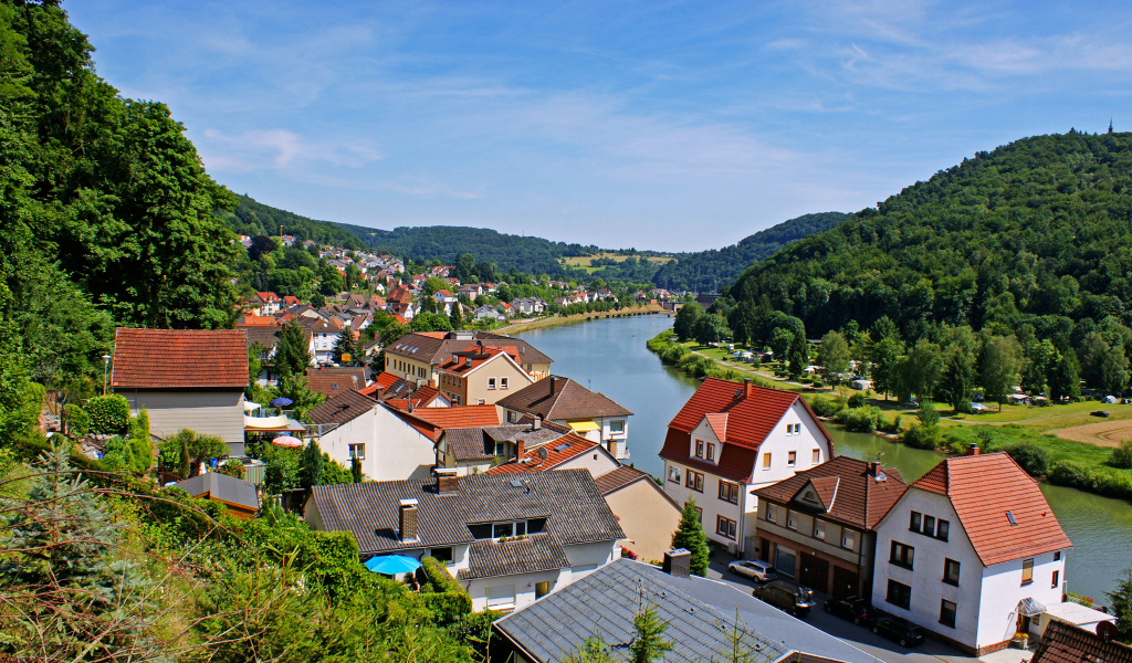 Дома у реки в городе Неккарштайнах, Германия