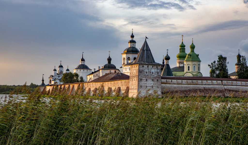 Кирилло-Белозерский монастырь  у реки, Россия