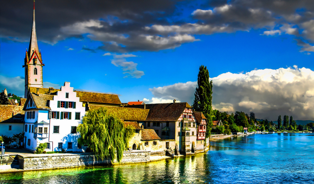 Большой красивый дом на берегу реки, Швейцария