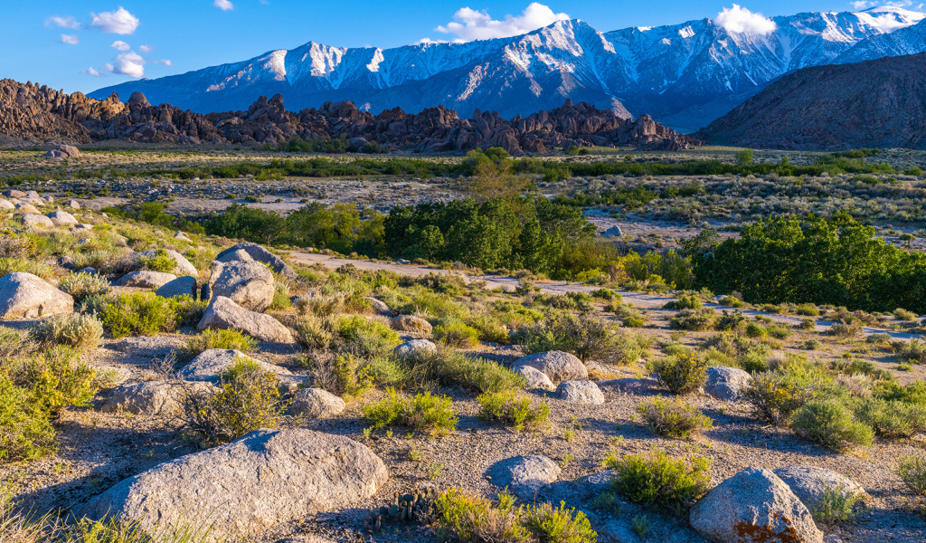 Вид на горы под голубым небом, Калифорния США