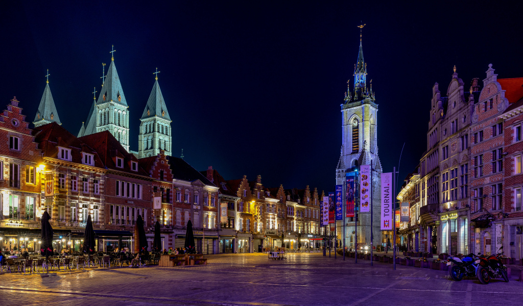 Старинные дома на ночной улице, Бельгия