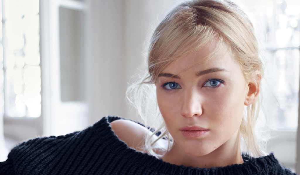 Внимательный взгляд актрисы Дженнифер Лоуренс