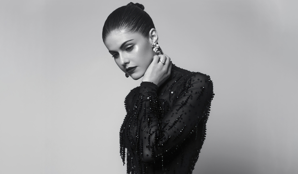 Актриса Александра Даддарио в черном платье на сером фоне